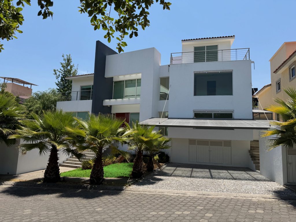 casa en renta zona esmeralda